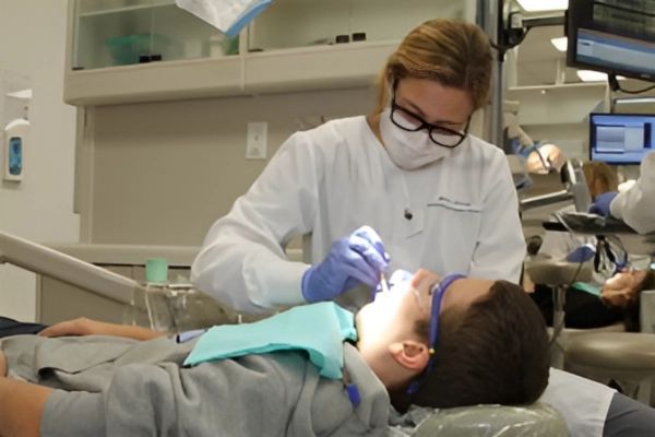 Chirurgie orală – extracții dentare, chisturi, molari incluși