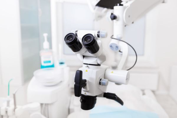 Endodonție – tratamente de canal cu microscop endodontic